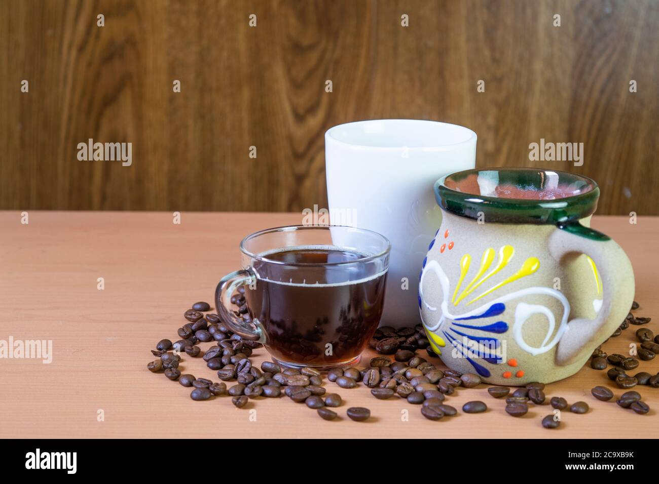 Kaffeetassen mit Kaffeebohnen auf dem Tisch. Mit Kopierplatz Stockfoto