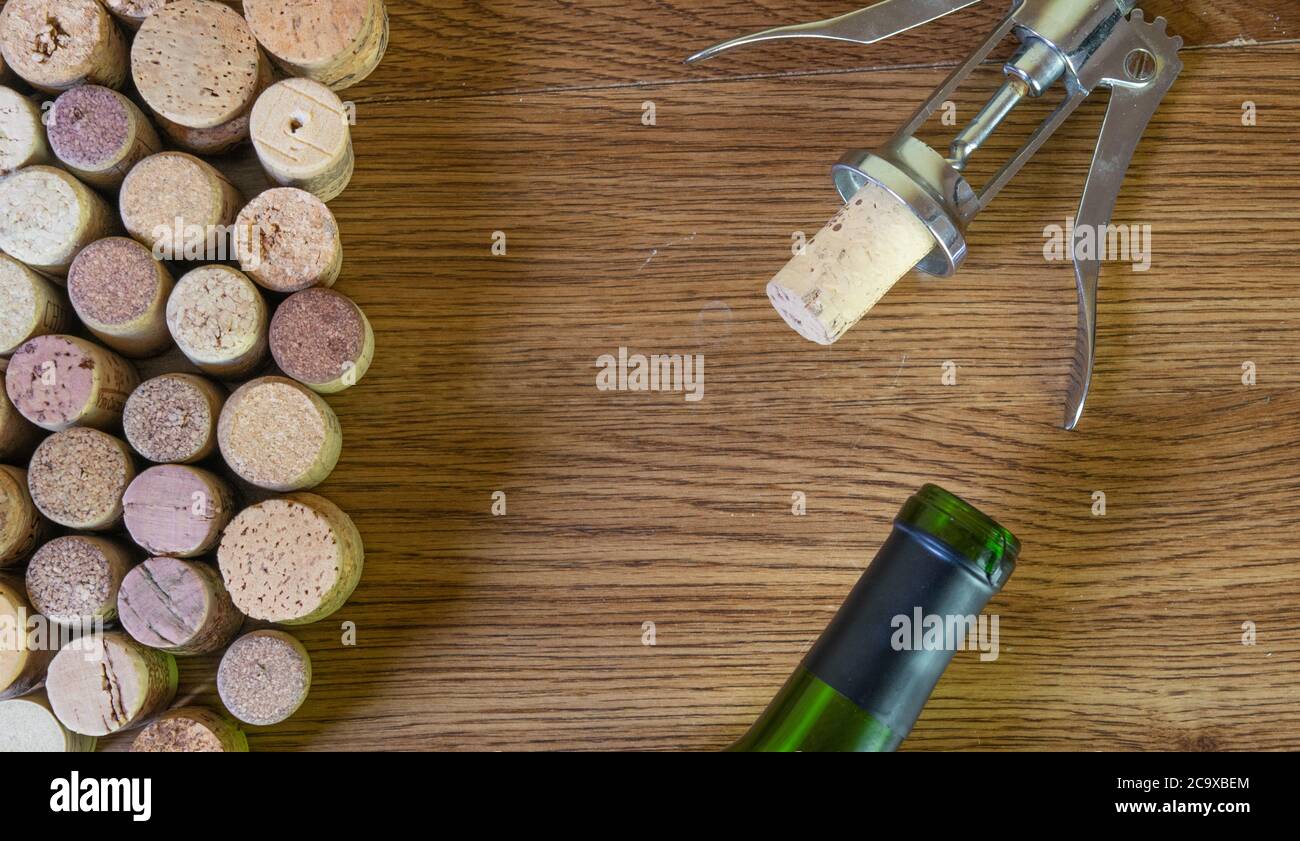 Weinkorken mit Korkenzieher und eine Flasche Wein Stockfoto