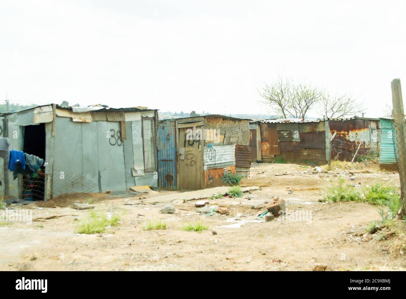 Furnier- und Holzhäuser in der bescheiden oder ärmsten Nachbarschaft in SOWETO in Johannesburg Stockfoto