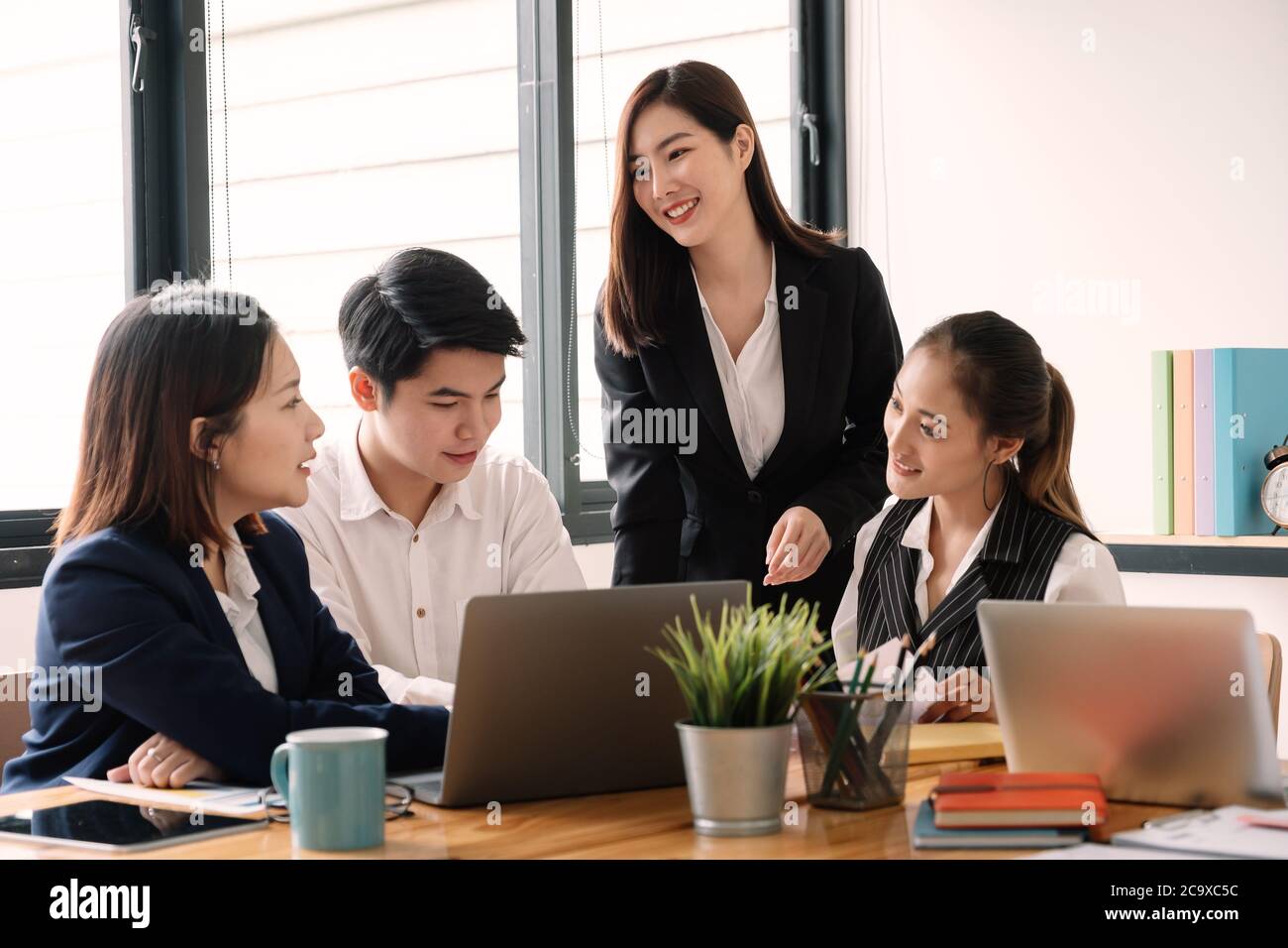 Business Corporate Brainstorming, Planung Strategie mit einer Diskussion Analyse Investition Recherche mit Diagramm im Büro Stockfoto