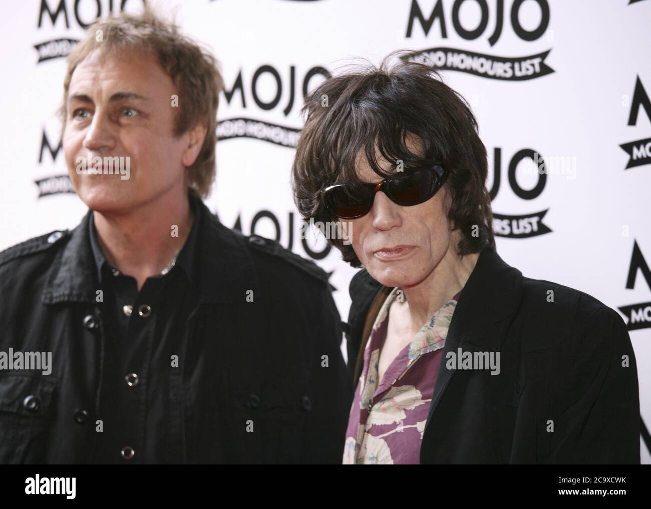 Bild zeigt Alan Mair und Peter Perrett von den Einzigen, die auf der Mojo Honors List, London, 18. Juli 2007 ankommen. Stockfoto