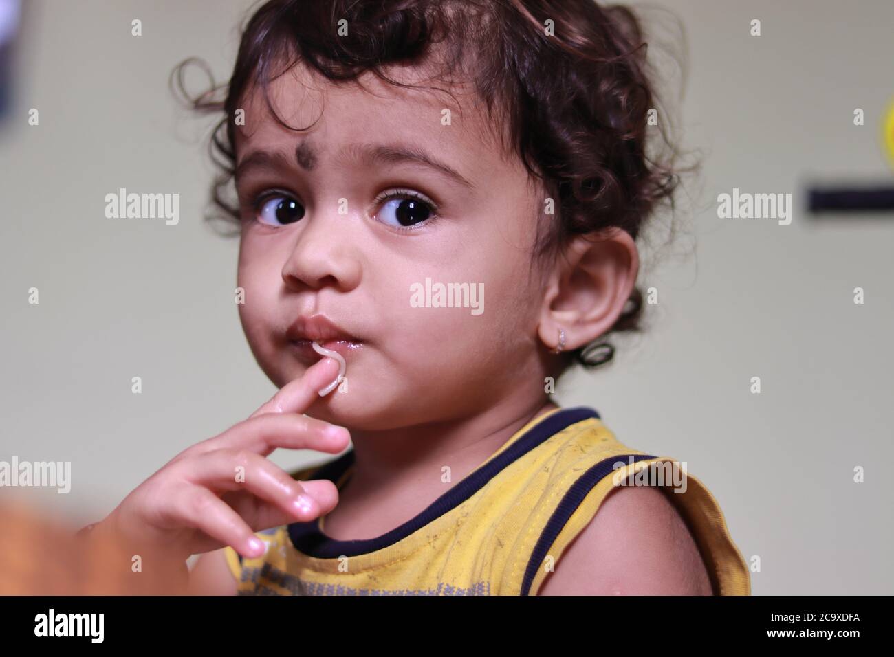 Nahaufnahme EINES schönen indischen Kind isst Semia, Kinderportrait, Indoors Kind , Kind essen gesunde Ernährung Stockfoto