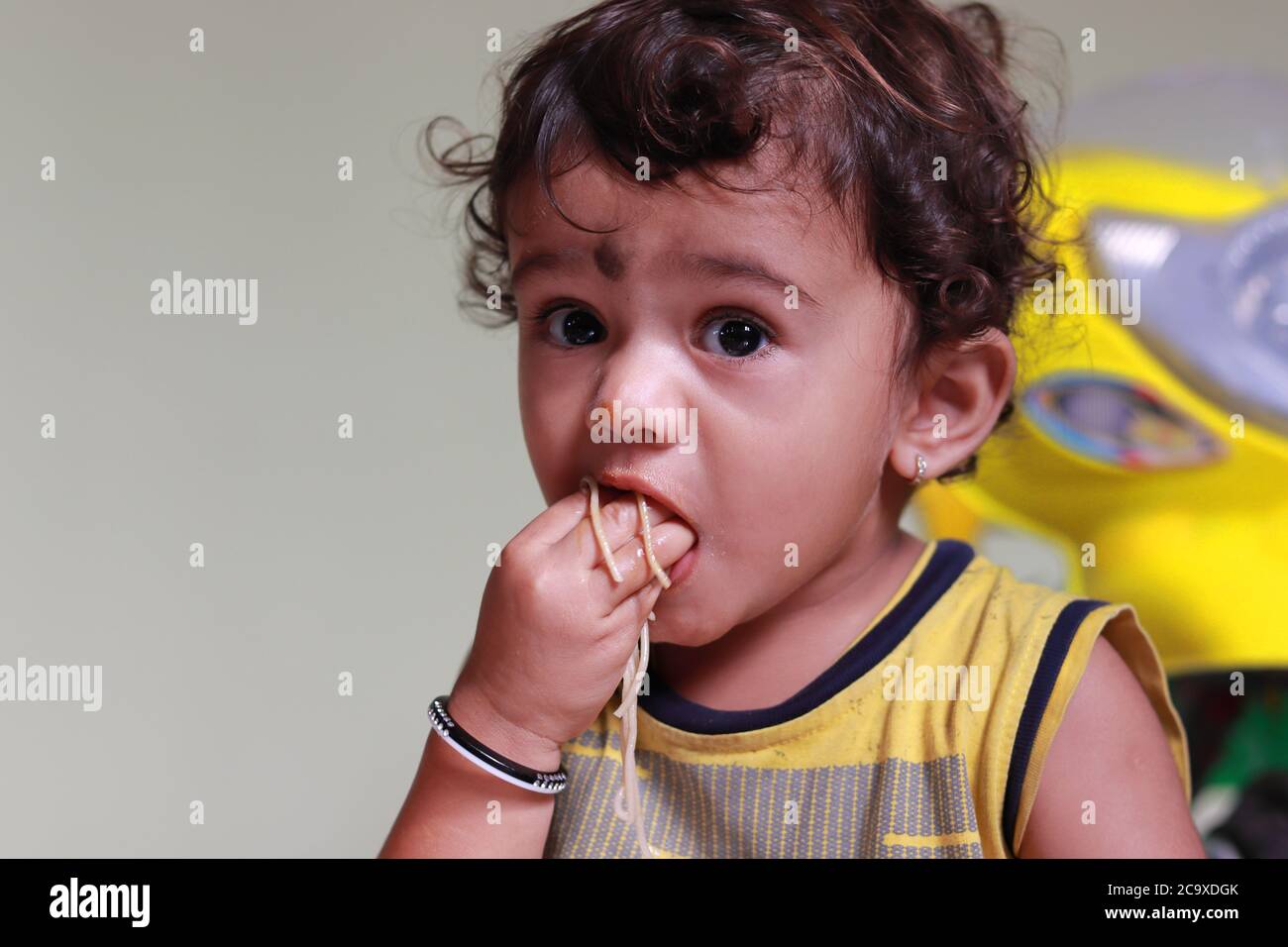 Nahaufnahme des Kindes essen gesunde Semia, Kinderportrait Stockfoto