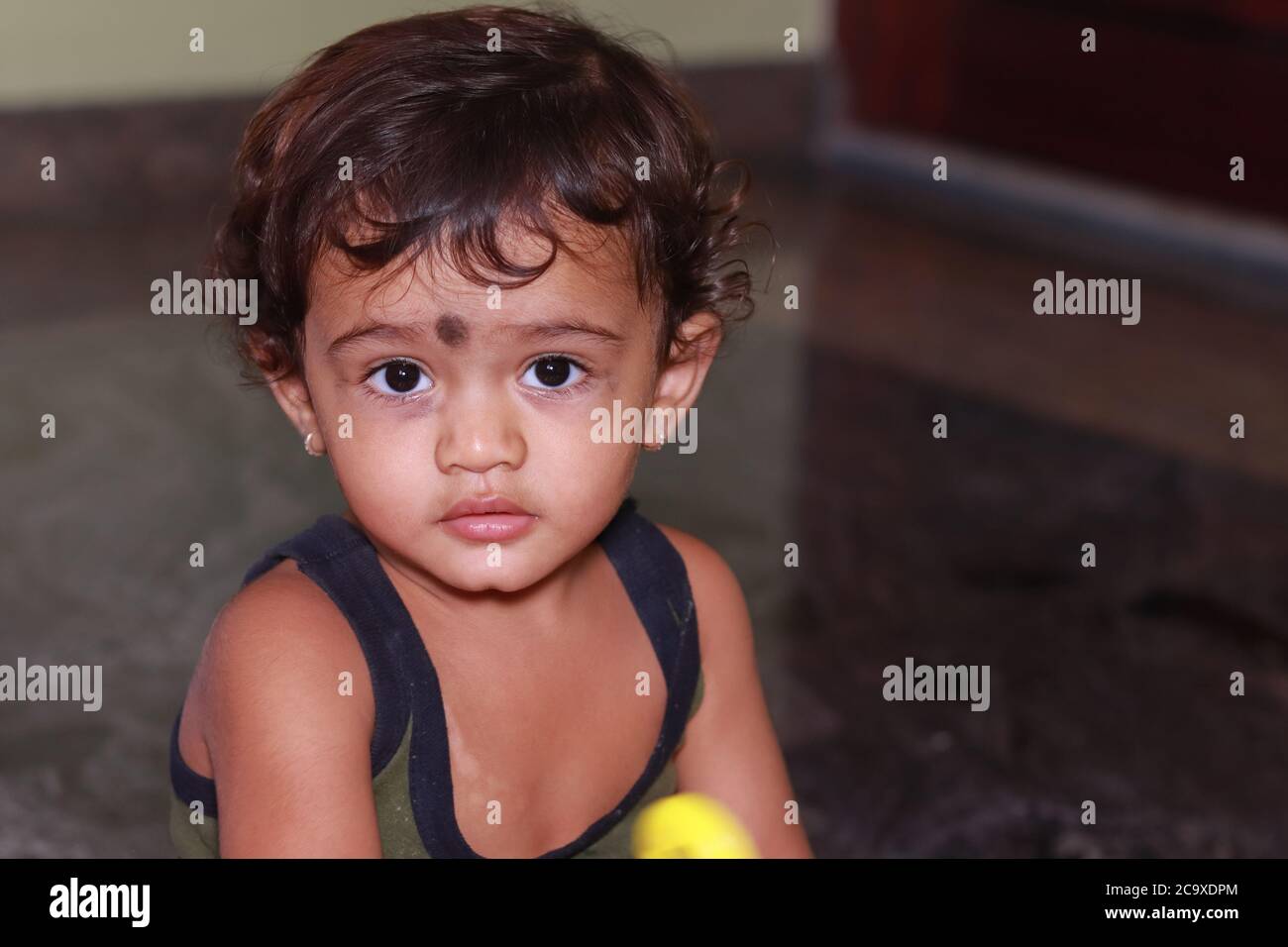 Ein Kind im Haus (Baby, Junge, Kinder) Blick auf die Kamera, Kind Portrait Bild, Kind Gesicht Stockfoto