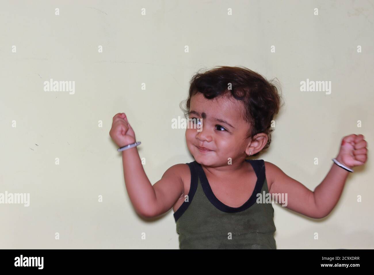 Drinnen Baby schütteln beide Hände, glücklich Kind Porträt, Nahaufnahme des Kindes Bild Stockfoto