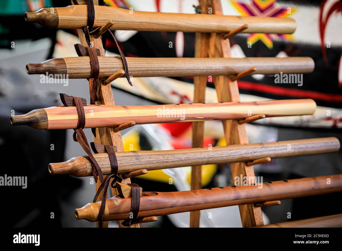 Traditionelle Indianer handgemachte Holzflöten in verschiedenen Größen auf dem Display zum Verkauf in einem powwow, San Francisco Stockfoto