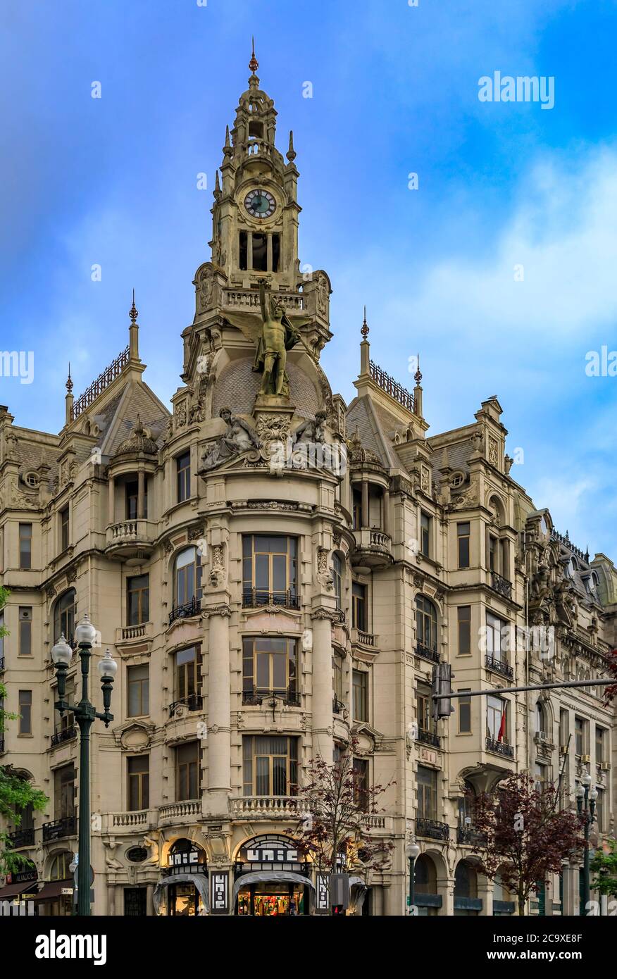 Porto, Portugal - 29. Mai 2018: Verzierte neogotische Fassade des Edificio A Nacional in Praca da Liberdade oder Liberty Square Stockfoto