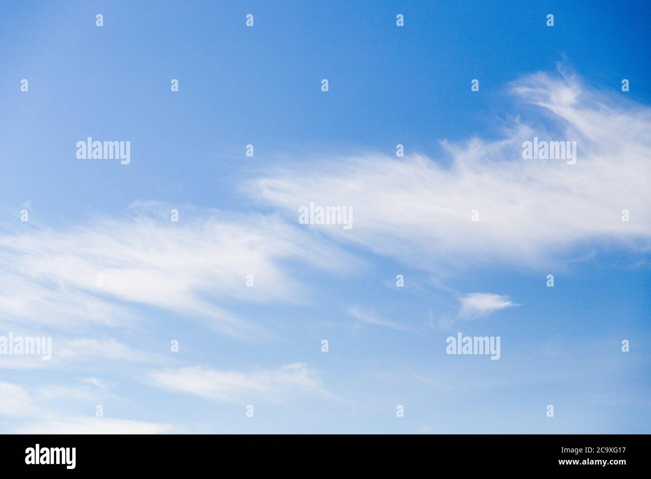 Cirrocumulus Wolken im hellblauen Himmel Hintergrund Stockfoto