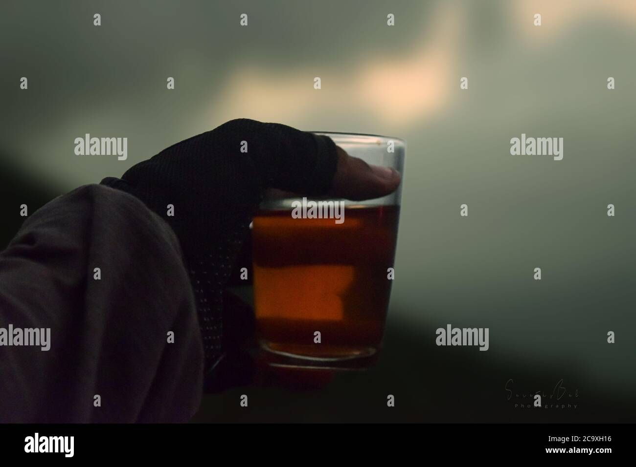 Ein Glas Tee am regnerischen Tag Stockfoto