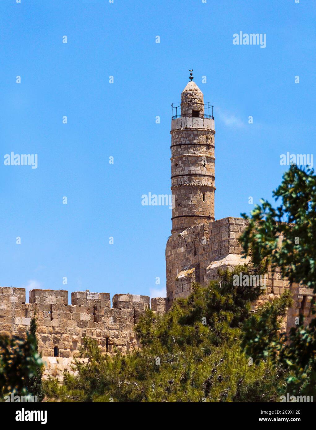 Vertikale Ansicht des Turms von david migdal david Moschee und Museum in der Altstadt von jerusalem israel mit einem leeren blauen Himmel im Hintergrund und BL Stockfoto
