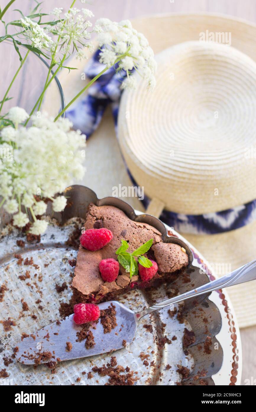 Ein Stück hausgemachten leckeren Brownie mit Bio-Himbeeren und Minze - Sommerzeit Stockfoto