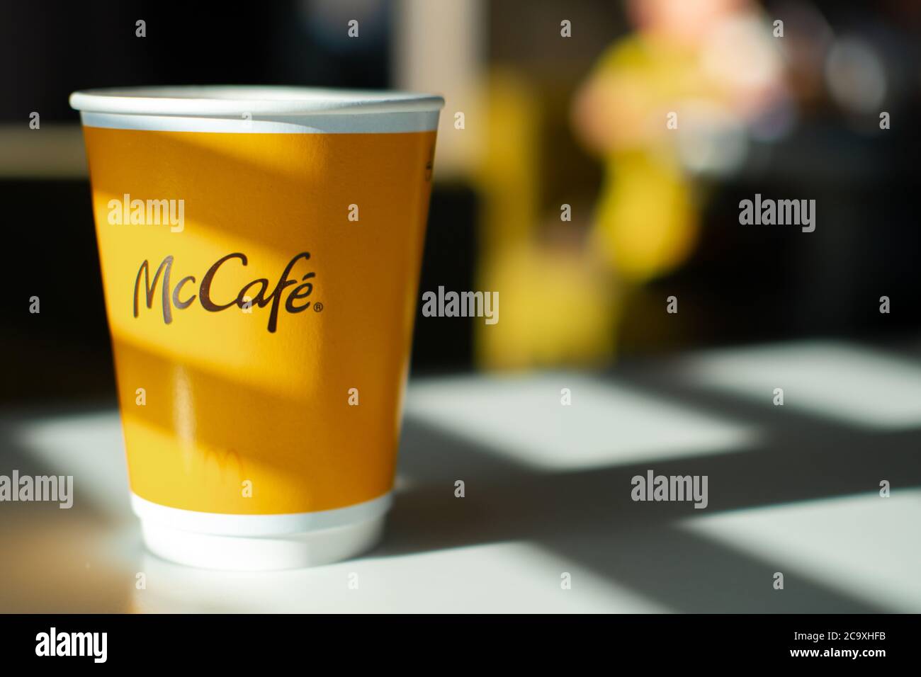 McCafe-Menü im McDonalds Restaurant. Gelbe Tasse Kaffee auf dem Tisch mit  Schatten von der Sonne. Frühstück, Zeit für Kaffee . Finnland, Vantaa, 28.  Februar 2020 Stockfotografie - Alamy