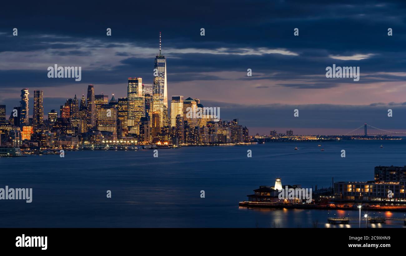 Erhöhter Blick auf die Wolkenkratzer des New York City Financial District in der Dämmerung mit dem Hudson River. Lower Manhattan mit World Trade Center. Manhattan, NY, USA Stockfoto