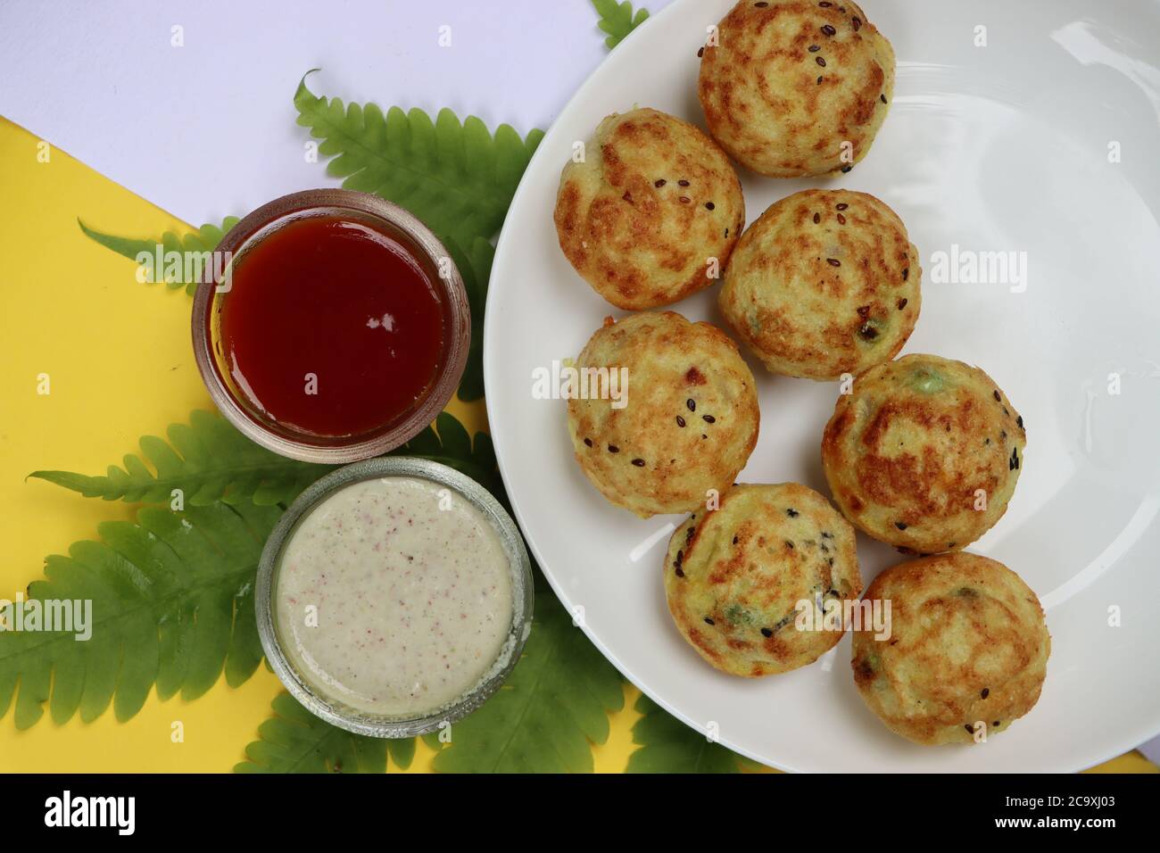 Appum oder Appe, Appam oder Mixed dal oder Rava Appe serviert mit grünem und rotem Chutney. Ein Ball Form beliebtes südindisches Frühstück Gericht, selektive Fokus Stockfoto