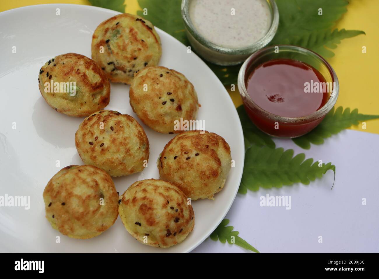 Appum oder Appe, Appam oder Mixed dal oder Rava Appe serviert mit grünem und rotem Chutney. Ein Ball Form beliebtes südindisches Frühstück Gericht, selektive Fokus Stockfoto