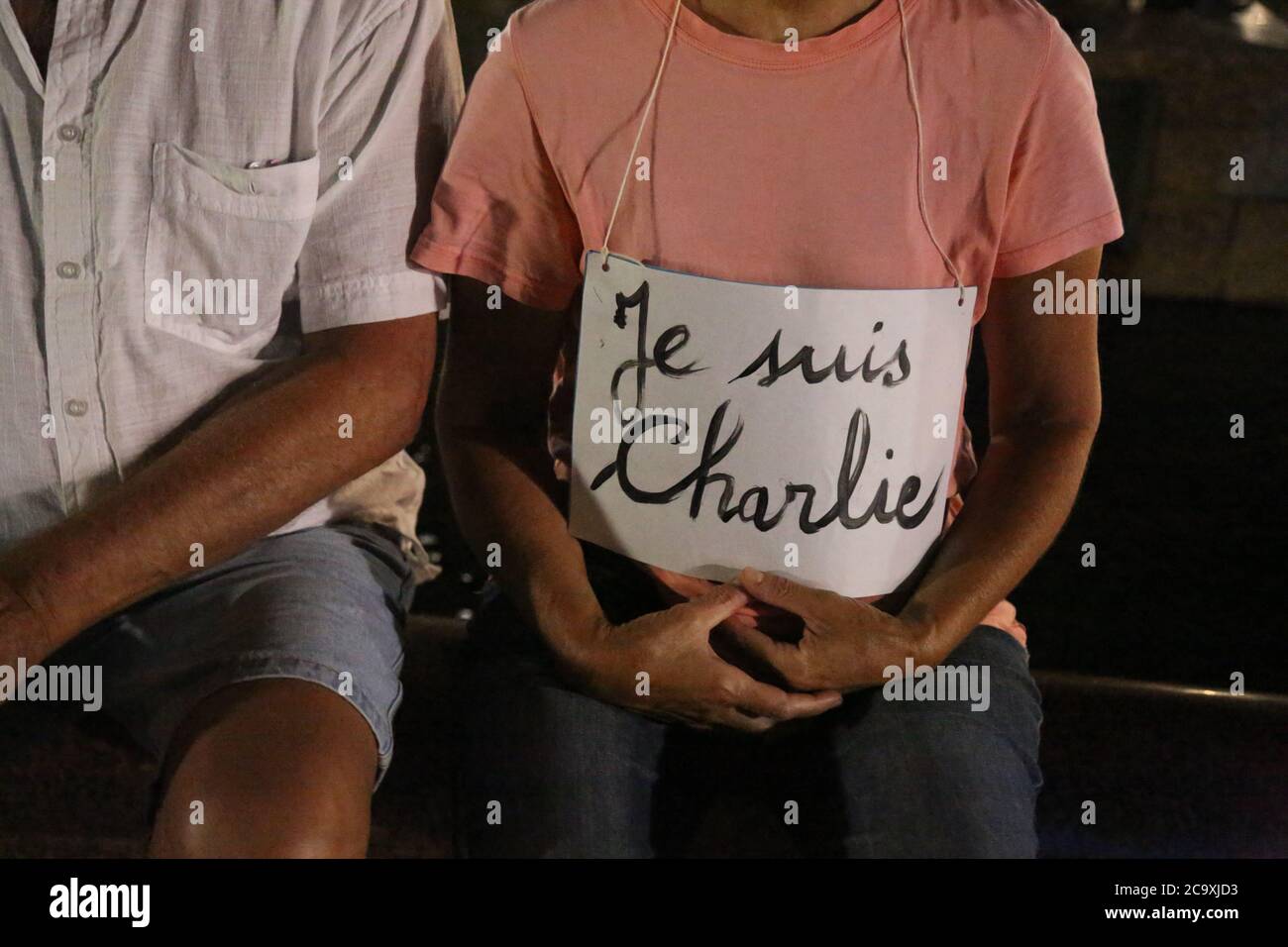 Die Menschen an der Sydney Vigil im Hyde Park tragen Schilder mit der Aufschrift ‘je suis Charlie’. Stockfoto