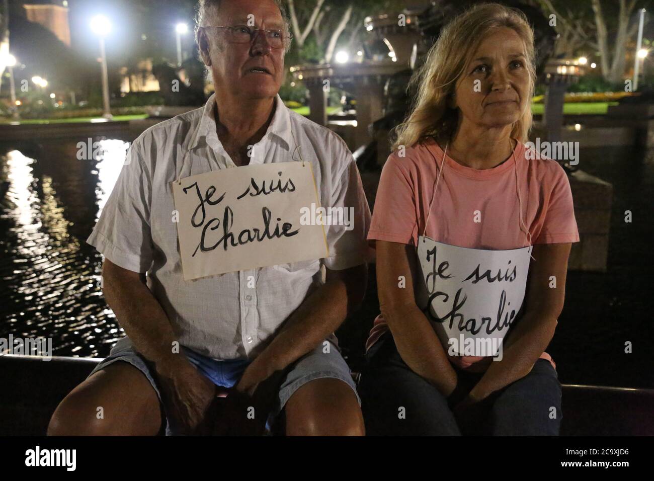 Die Menschen an der Sydney Vigil im Hyde Park tragen Schilder mit der Aufschrift ‘je suis Charlie’. Stockfoto