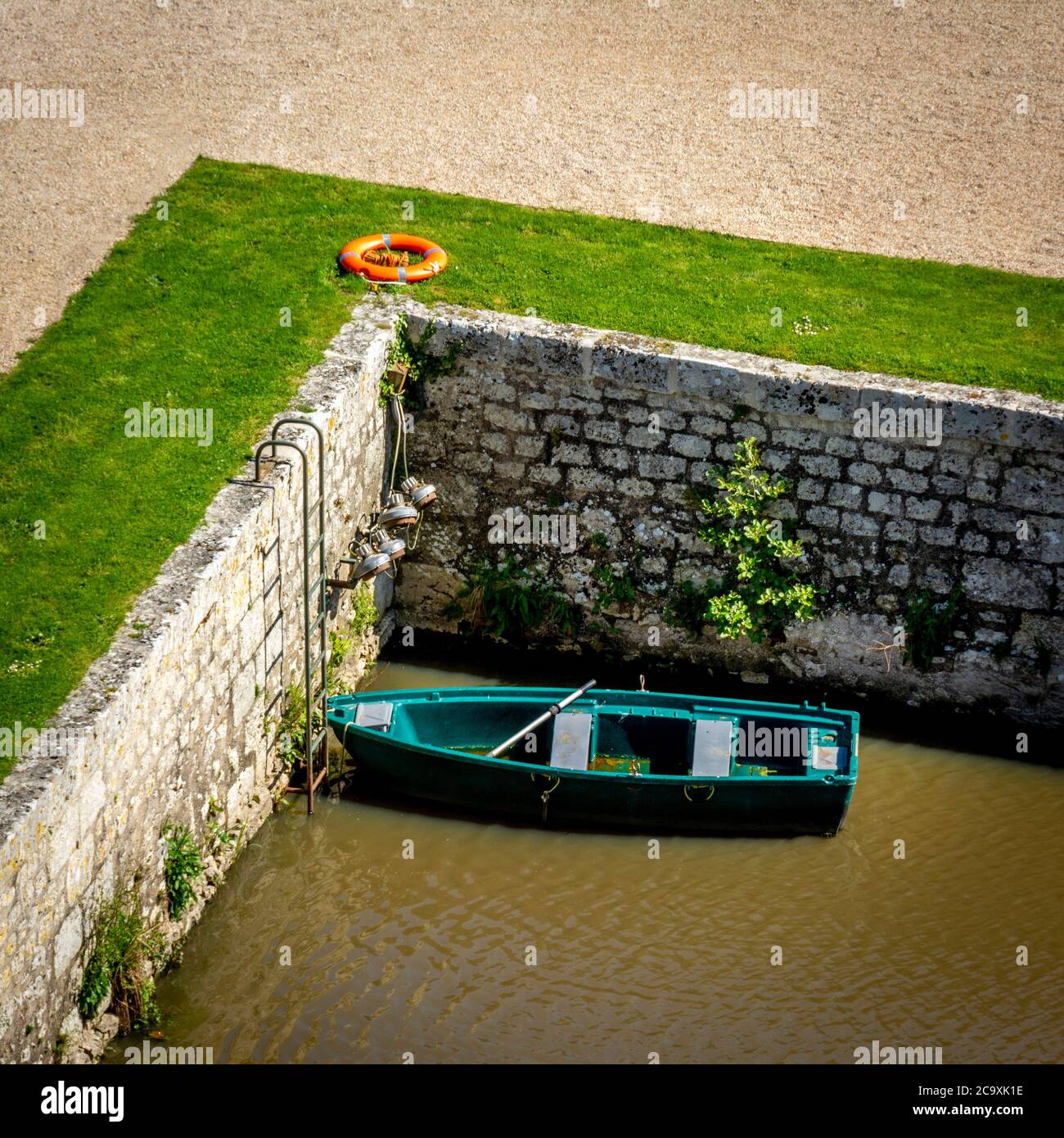 Grünes kleines Boot und orangefarbene Boje Stockfoto