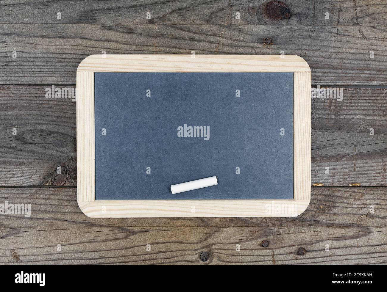 Kleine Tafel Kreidetafel auf Holzstruktur Hintergrund Stockfotografie -  Alamy