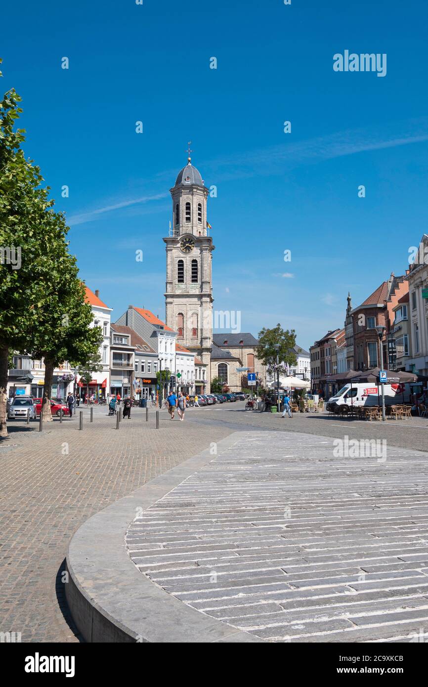 Lokeren, Belgien, 13. Juli 2020, Menschen gehen auf dem Platz in Lokeren mit der St. Laurentius Churc im Hintergrund Stockfoto