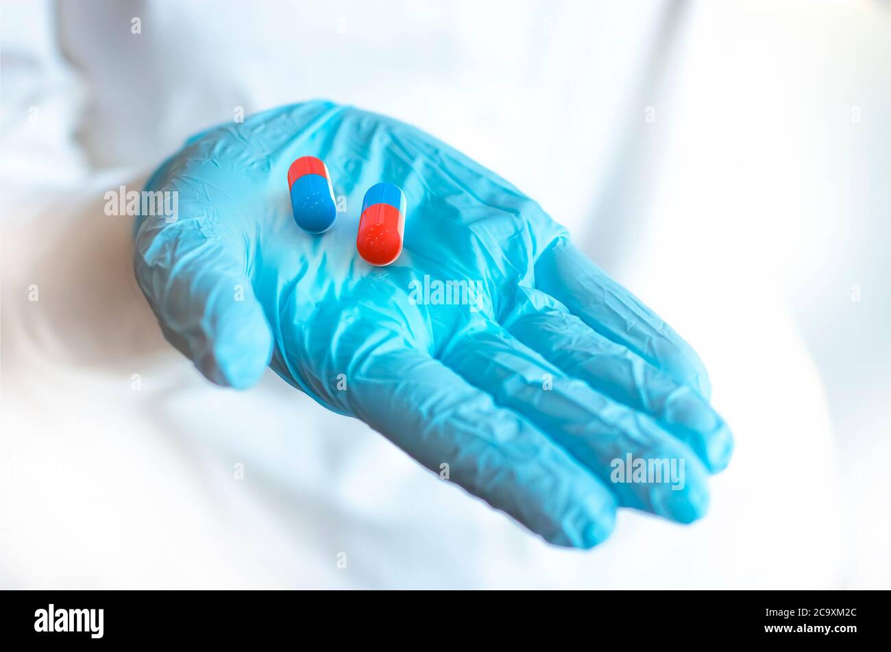 Antivirale Pillen an der Hand eines Arztes. Flacher Freiheitsgrad 3d-Illustration Stockfoto