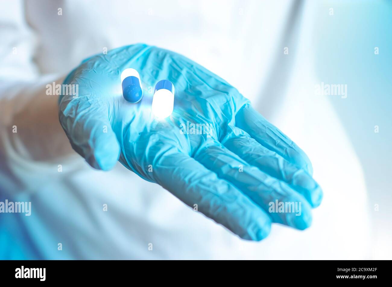 Glühende antivirale Pillen an der Hand eines Arztes. Flacher Freiheitsgrad 3d-Illustration Stockfoto