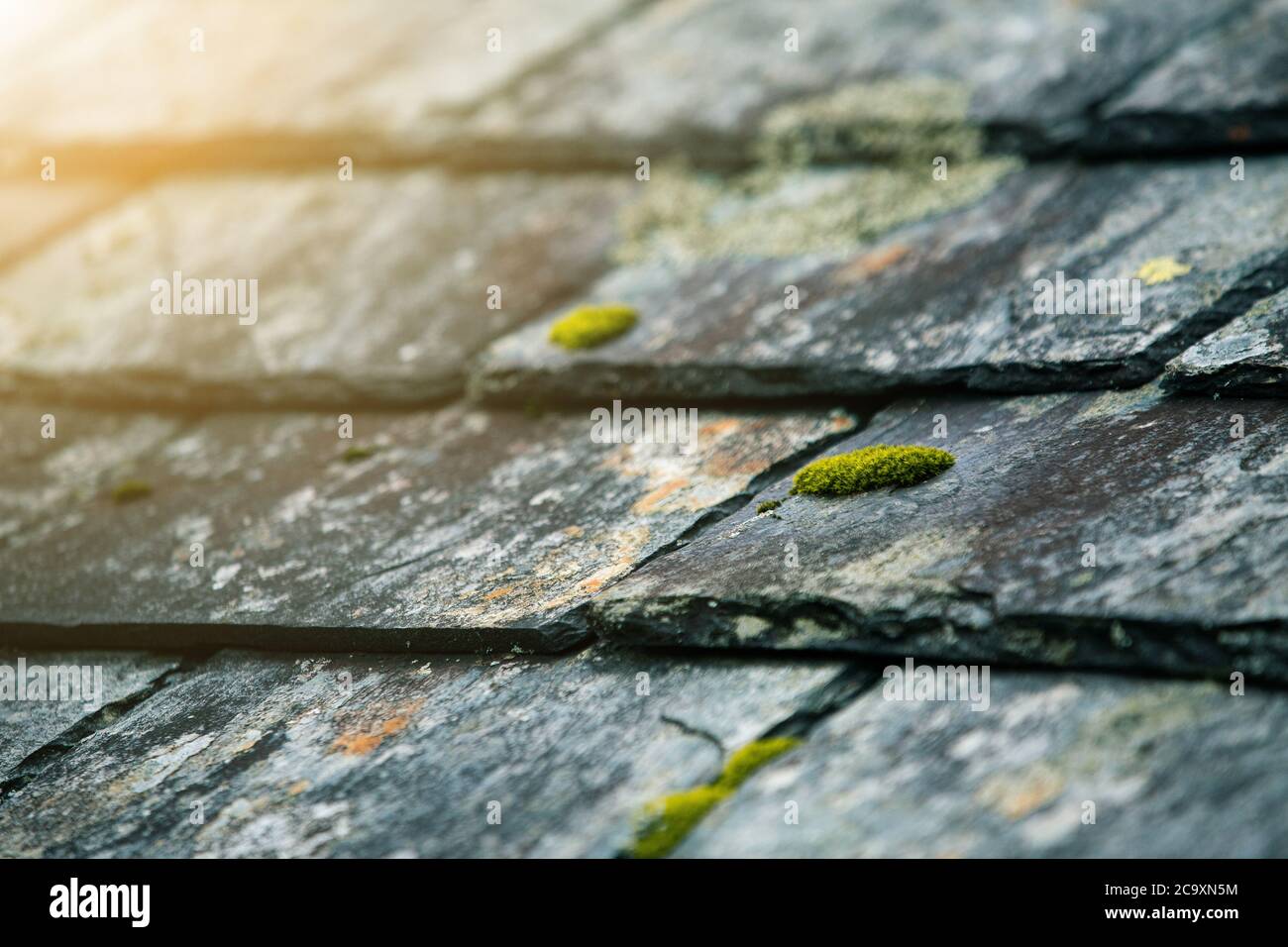 Alte alte Steindachziegel Stockfoto