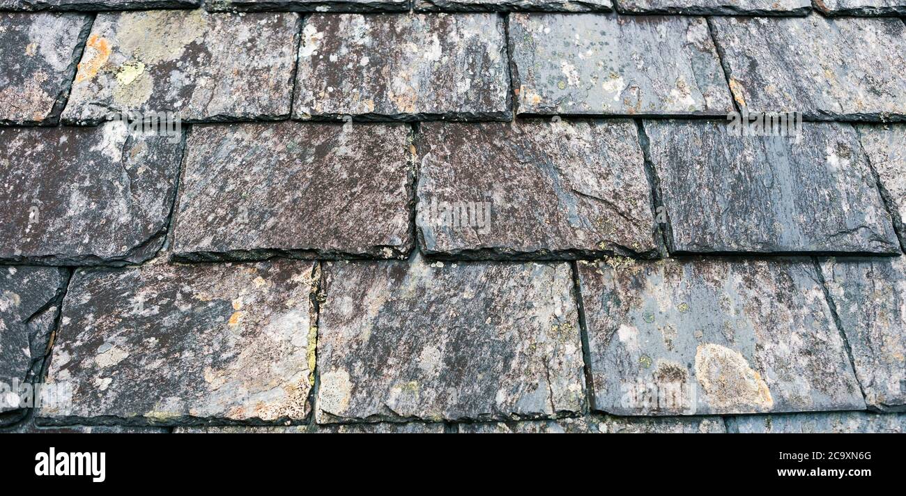 Alte alte Steindachziegel Stockfoto