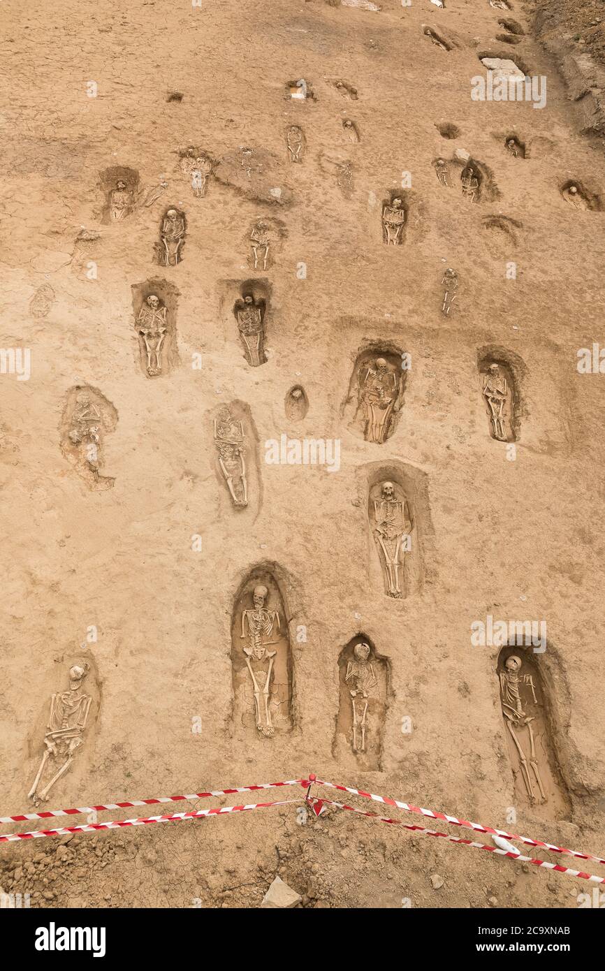 Archäologische Stätte der westgotischen Gräber in den Werken der AUTOBAHN A-12 in Grañón. August 2020. La Rioja. Spanien Stockfoto