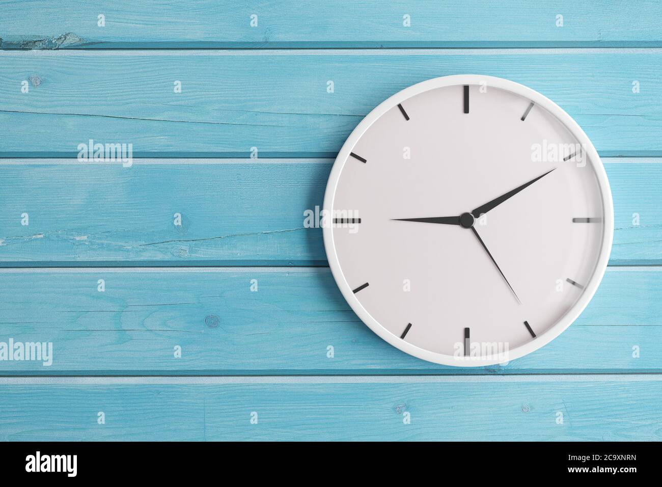 Isolierte Uhr auf blau bemalten Holzwand Hintergrund. Zeitmesskonzept. Hochwertige Fotos Stockfoto