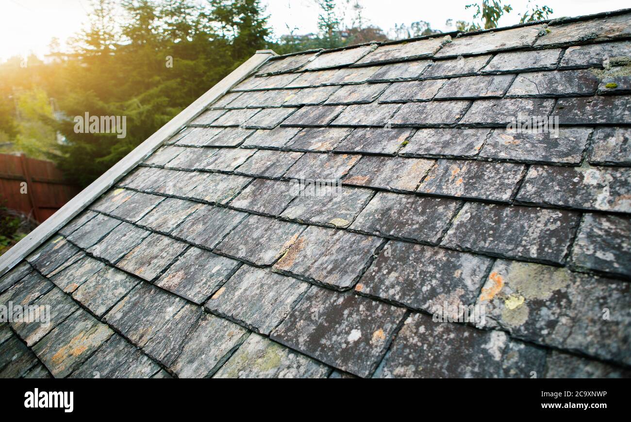 Alte alte Steindachziegel Stockfoto