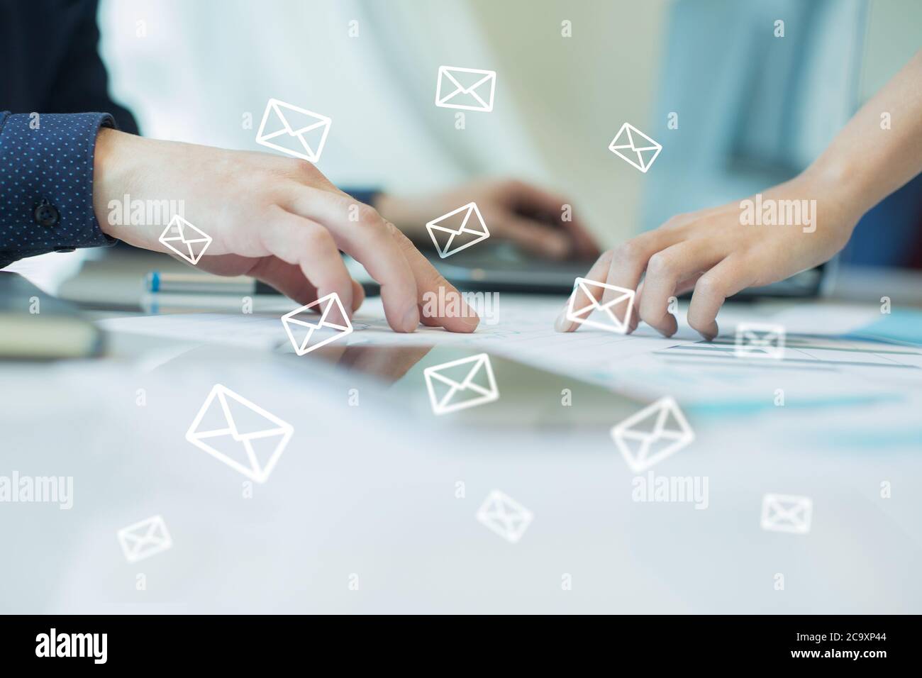 Nachrichtensymbole auf dem virtuellen Bildschirm. Kommunikationskonzept Stockfoto