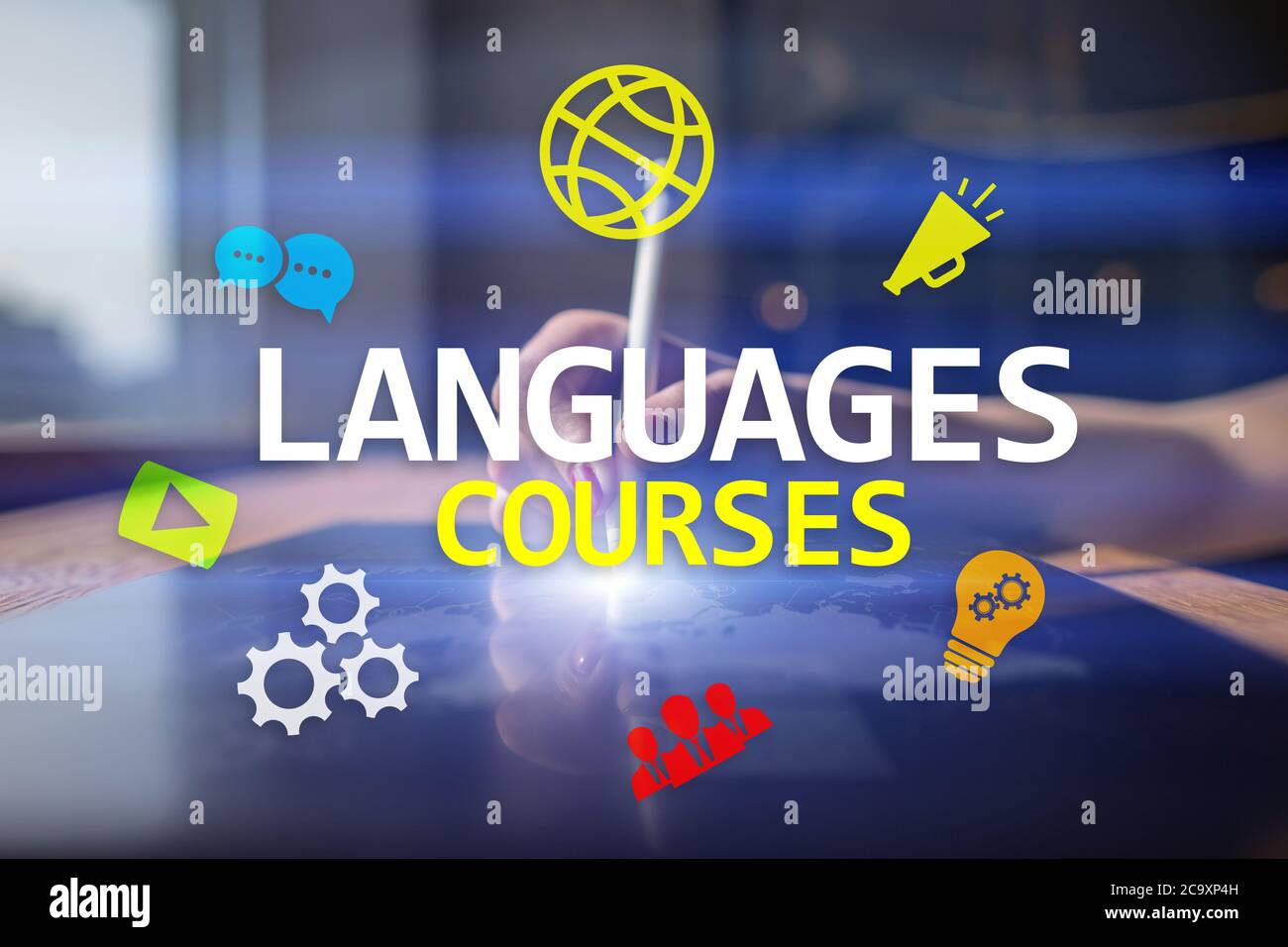 Sprachkurse, Online-Lernen, Englischunterricht, E-Learning-Konzept auf virtuellem Bildschirm Stockfoto