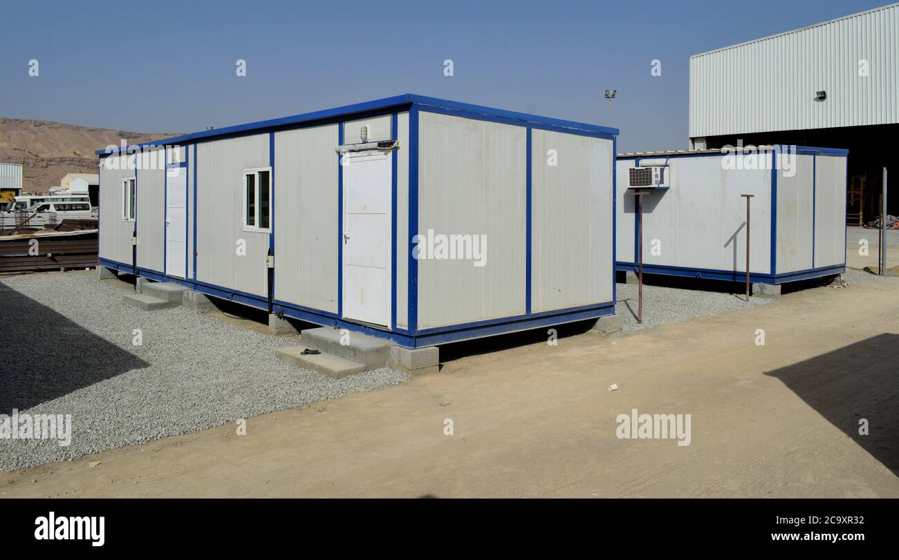 ble Haus- und Bürokabinen. Arbeitslager. Hütte. Kleine temporäre Häuser Stockfoto