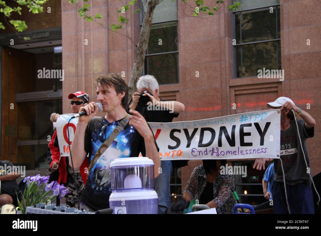 Abgebildet ist ein Sprecher, der während der Kundgebung gegen Monsanto und GVO in der Siedlung Occupy Sydney steht. Stockfoto