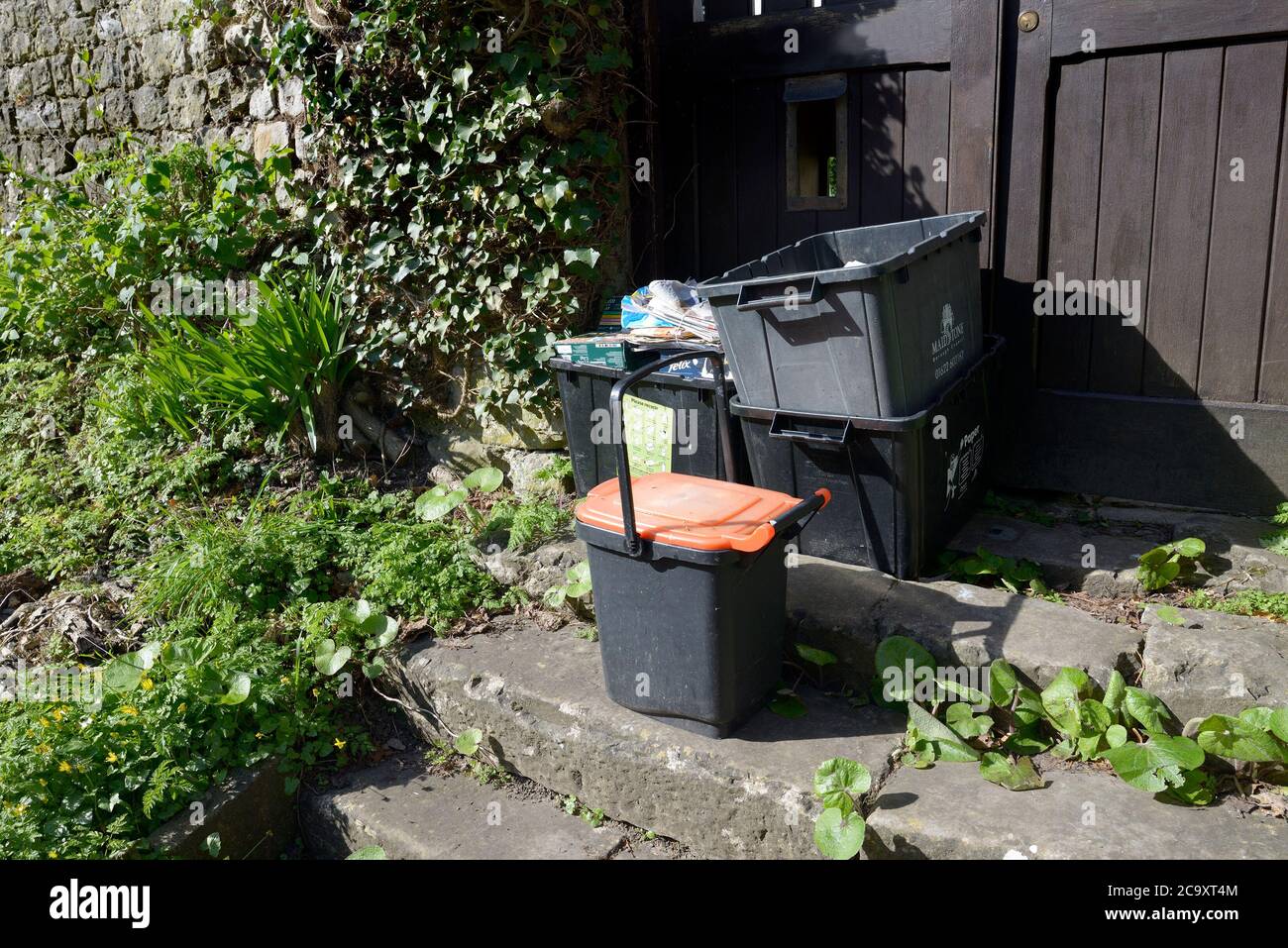 Recycling und Lebensmittelabfälle, die vor einem Tor zur Sammlung gelassen wurden. Loose Village, Kent, Großbritannien. Stockfoto