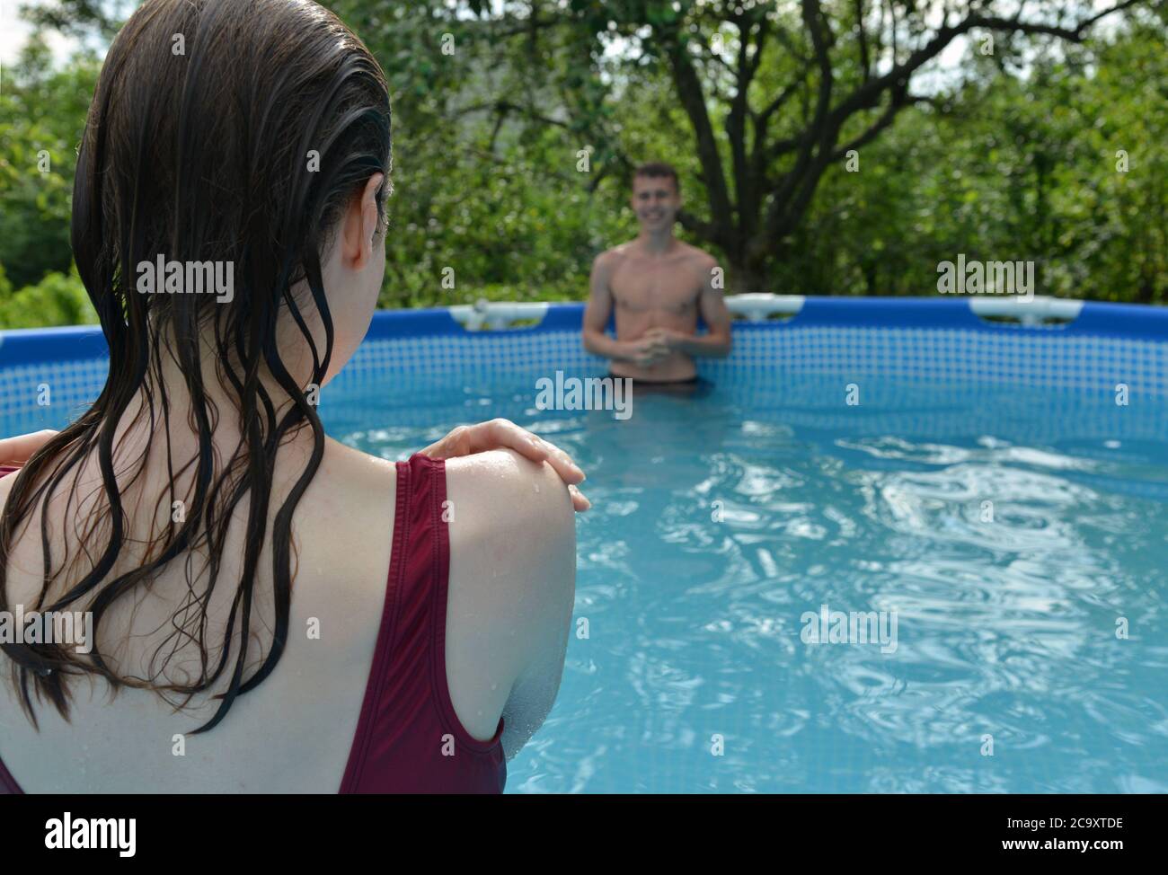 Zwei Girls Machen Liebe Beim Pool Zwei Girls Machen Liebe Beim Pool