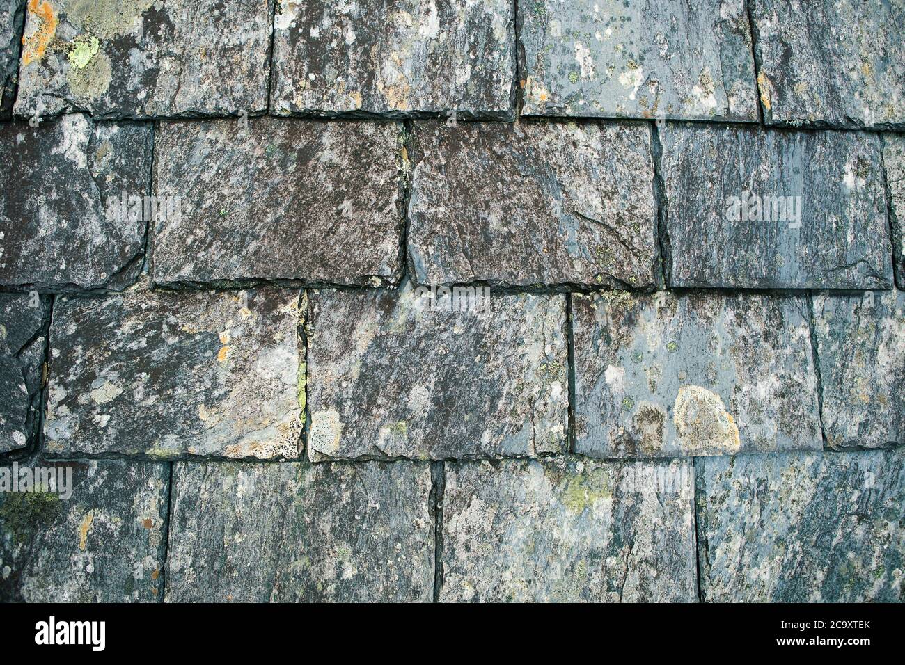 Alte alte Steindachziegel Stockfoto