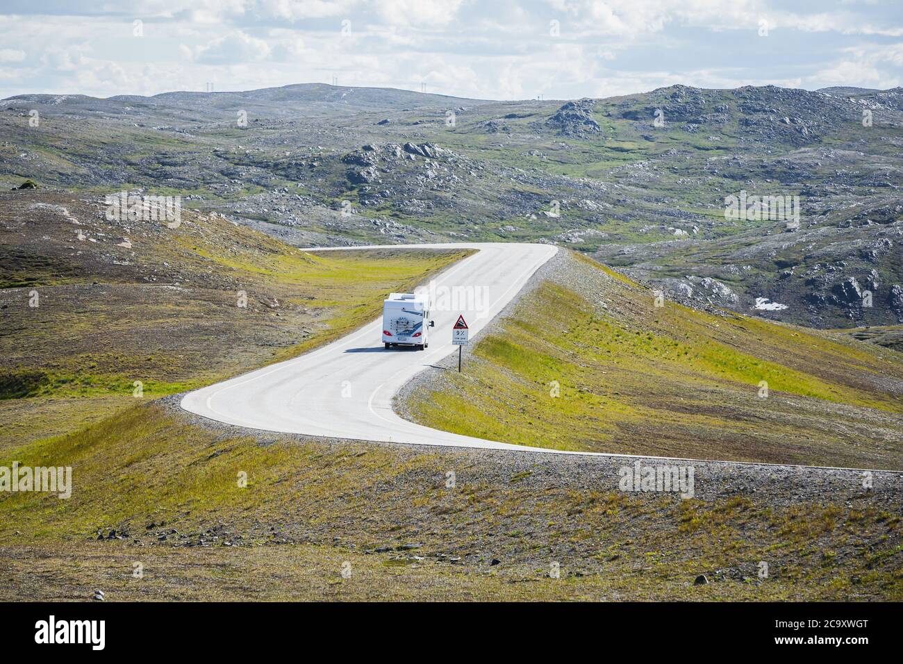 Ein Reise-Caravan aka Wohnmobil Fahrzeug auf der landschaftlich schönen Straße nach Nordkap in Nordnorwegen im Sommer Stockfoto