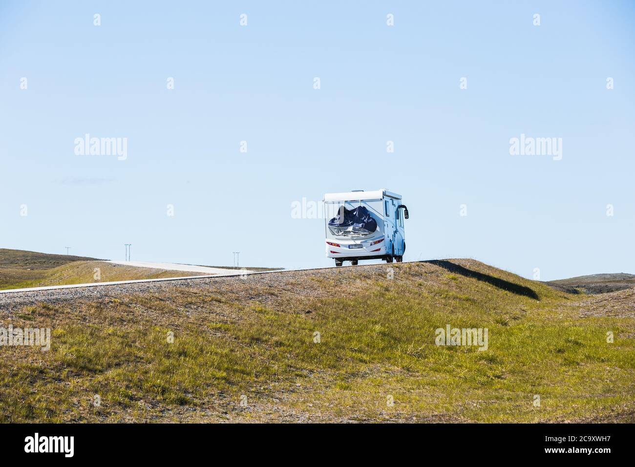 Ein Reise-Caravan aka Wohnmobil Fahrzeug auf der landschaftlich schönen Straße nach Nordkap in Nordnorwegen im Sommer Stockfoto