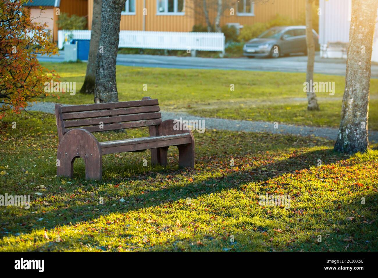 Holzbank im öffentlichen Park der Herbststadt Stockfoto