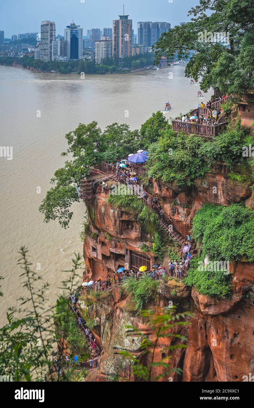 Leshan, China - Juli 2019 : Menschenmassen, die auf der Planke spazieren gehen um das riesige Leshan Buddha Denkmal, das sich am Zusammenfluss des Minjiang, Dadu A befindet Stockfoto