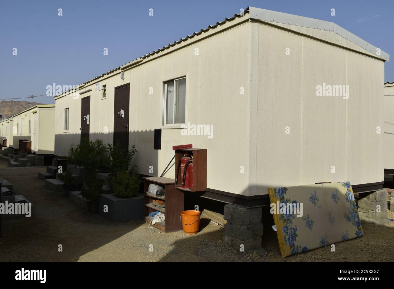 ble Haus- und Bürokabinen. Arbeitslager. Hütte. Kleine temporäre Häuser Stockfoto