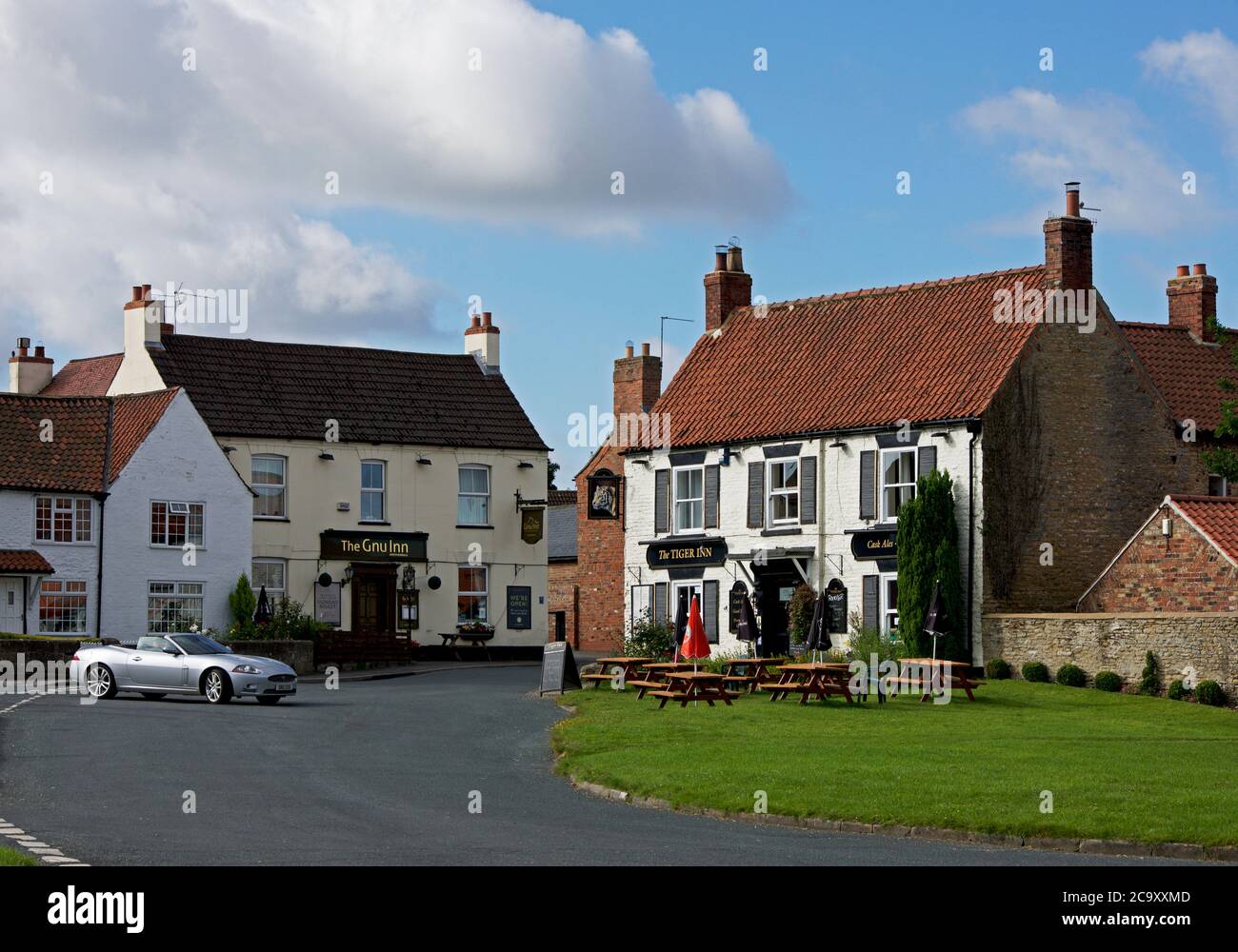 Jaguar XKR 4.2 Auto-Sportwagen im Dorf North Newbald, East Yorkshire, England Stockfoto