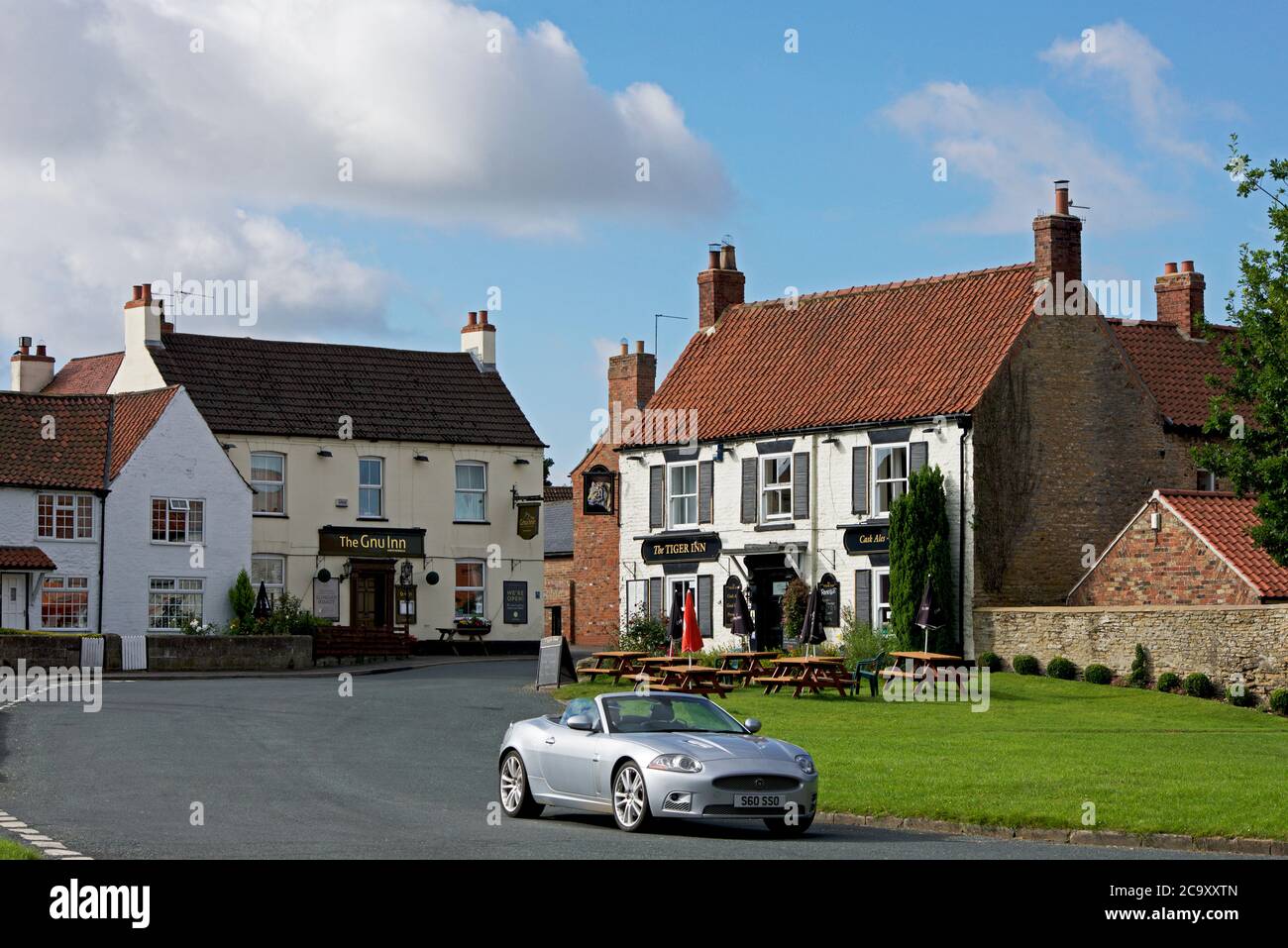 Jaguar XKR 4.2 Auto-Sportwagen im Dorf North Newbald, East Yorkshire, England Stockfoto