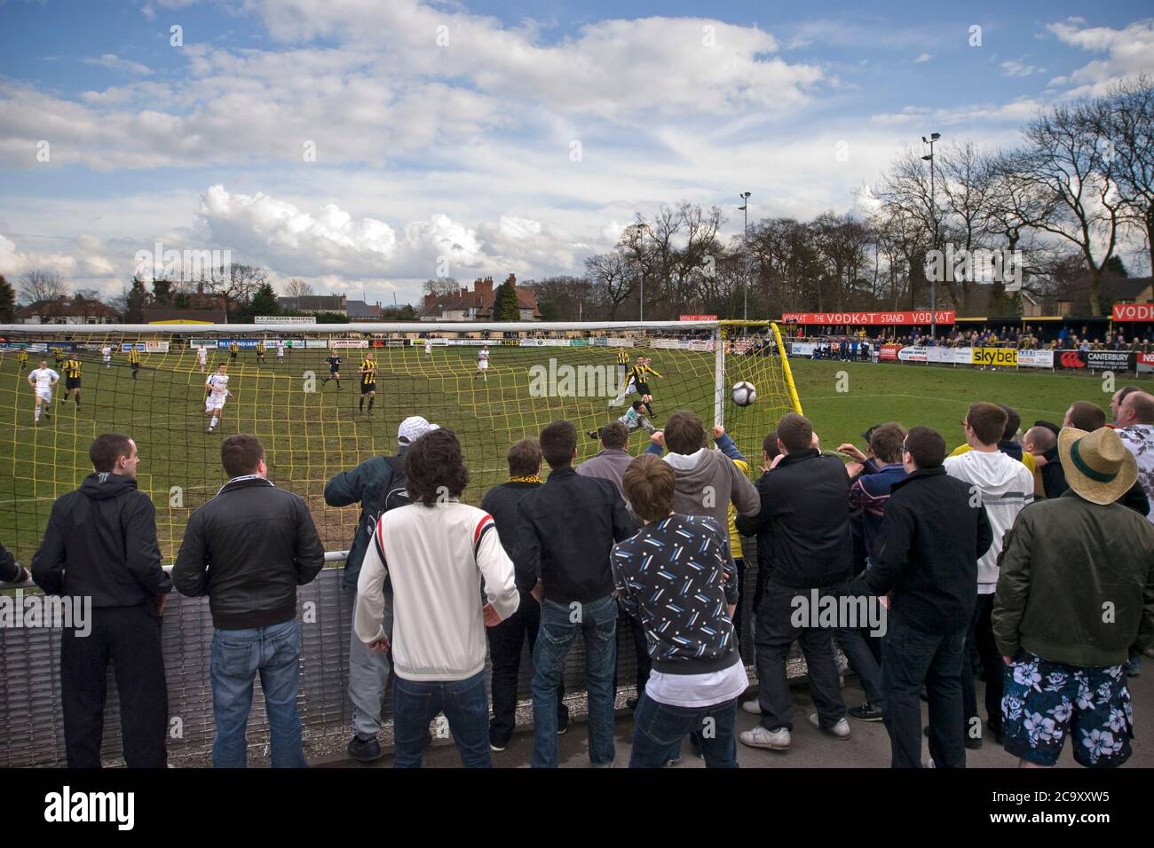 Southport-Fans feiern das dritte Tor ihres Teams, das Ciaran Kilheeney in der letzten Minute der zweiten Halbzeit gegen Harrogate Town in Wetherby Road, Harrogate, erzielte. Das Conference North Spiel wurde 3-2 von Southport gewonnen, ein Ergebnis, das die Sandgrounders auf Kurs für den ersten Platz in der Division gehalten, während Harrogate Town unten blieb. Harrogate Town wurden zum ersten Mal in ihrer Geschichte zum englischen Football League (EFL) am Ende der Saison 2019-20 befördert, als sie Notts County im Play-off-Finale der National League in Wembley besiegten. Stockfoto