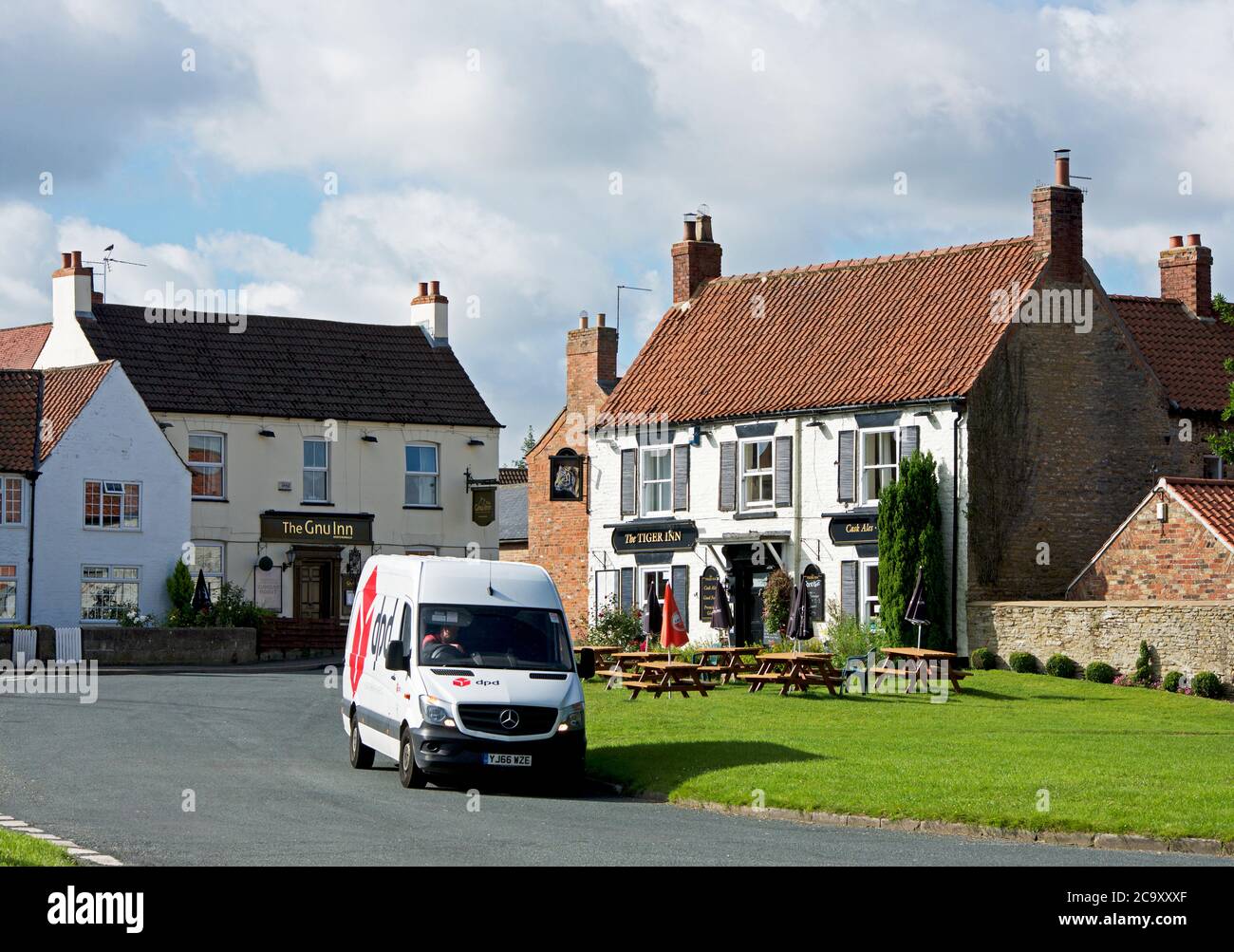 DPD Lieferwagen im Dorf North Newbald, East Yorkshire, England Stockfoto