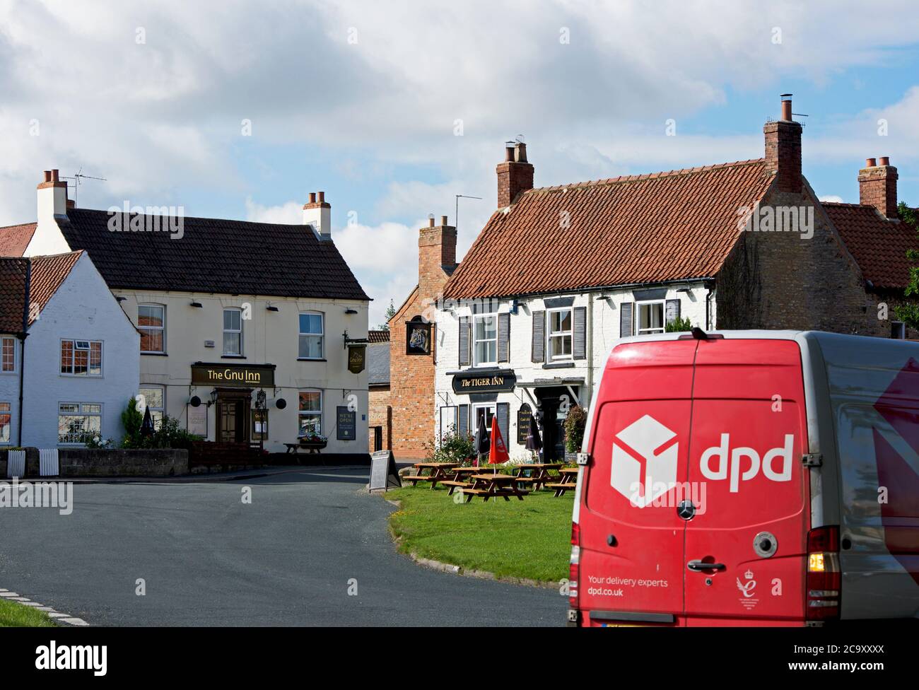 DPD Lieferwagen im Dorf North Newbald, East Yorkshire, England Stockfoto