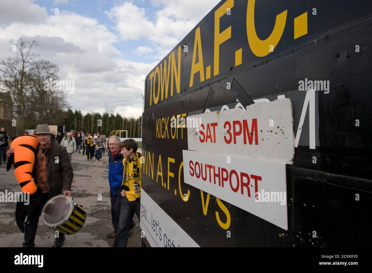 Southport-Fans verlassen den Boden nach dem Spiel ihres Teams gegen Harrogate Town in Wetherby Road, Harrogate. Das Conference North Spiel wurde 3-2 von Southport gewonnen, ein Ergebnis, das die Sandgrounders auf Kurs für den ersten Platz in der Division gehalten, während Harrogate Town unten blieb. Harrogate Town wurden zum ersten Mal in ihrer Geschichte, als sie Notts County im Play-off-Finale der National League in Wembley besiegten, zum Ende der Saison 2019-20 zur englischen Football League (EFL) befördert. Das Spiel, das gegen den Hintergrund der COVID-19 Pandemiebeschränkungen ausgetragen wurde, wobei keine Zuschauer dabei waren Stockfoto