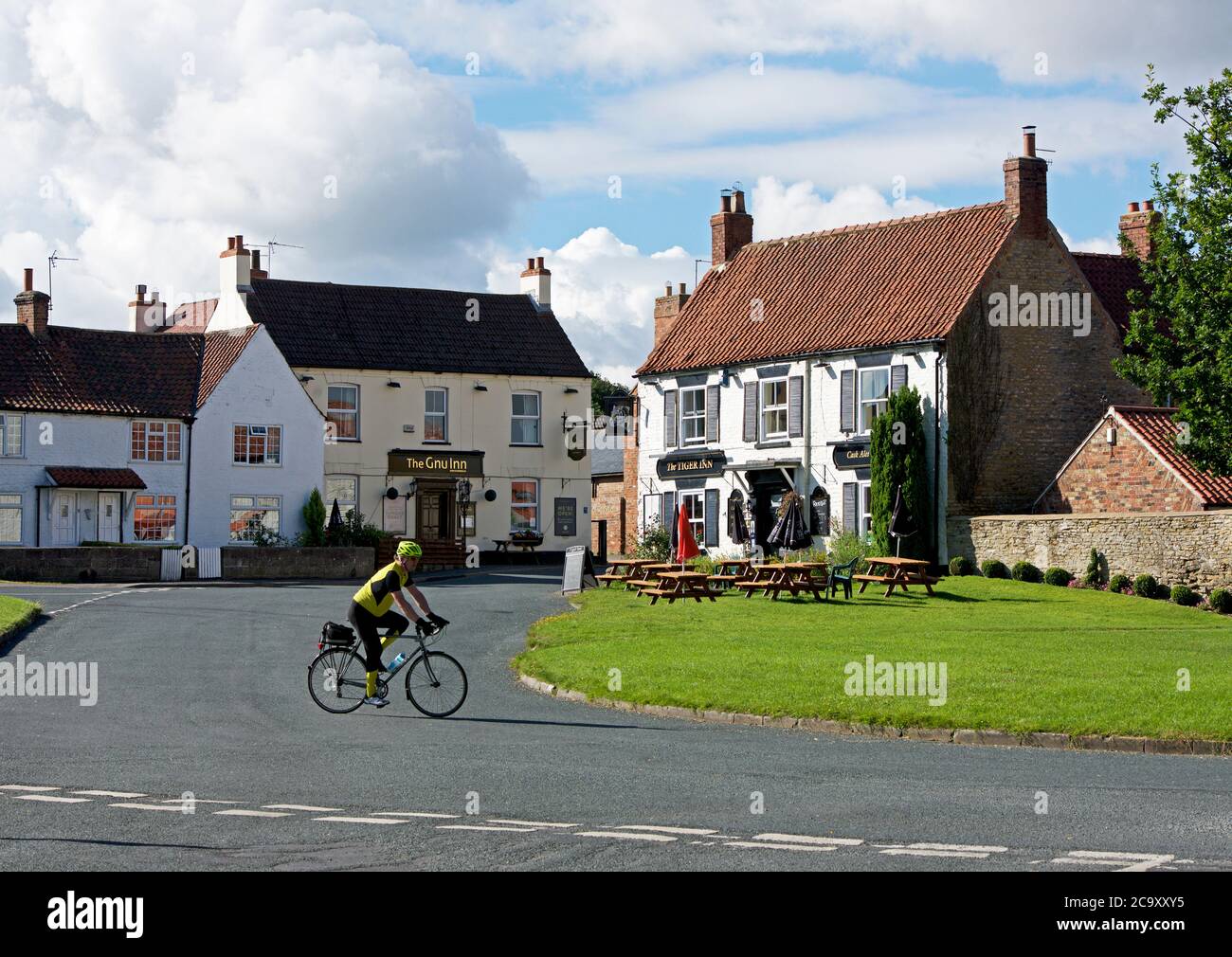 Radfahrer im Dorf North Newbald, East Yorkshire, England Stockfoto